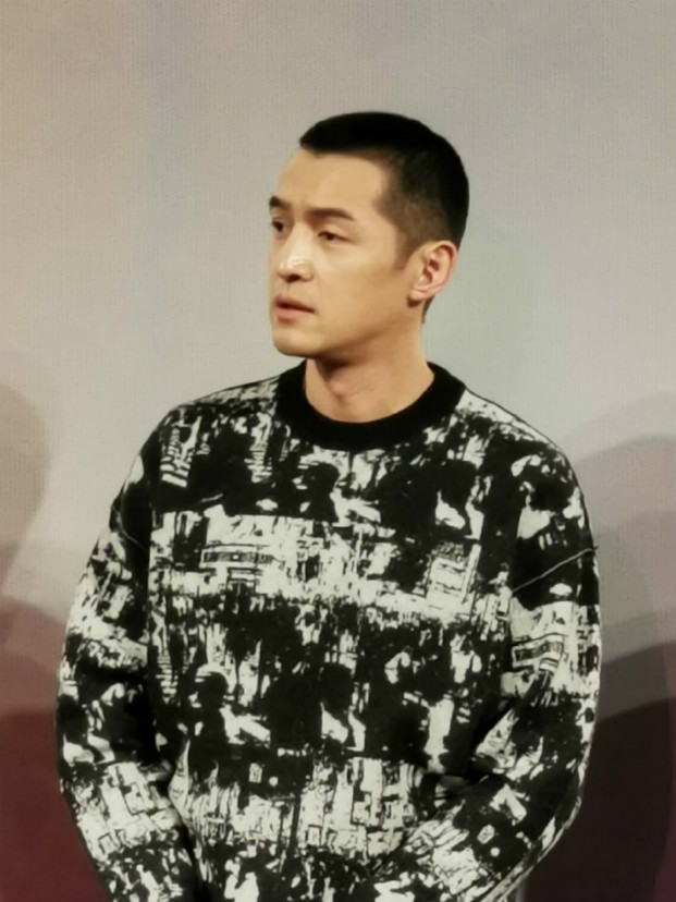 胡歌留短寸参加活动,与四天前判若两人,37岁少年感十足