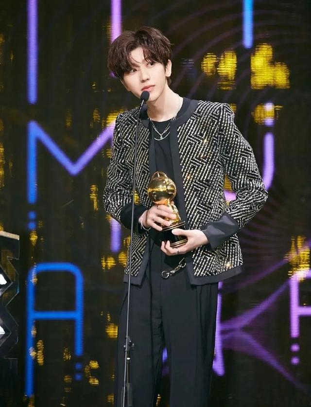 21岁蔡徐坤瘦成纸片人?直筒西裤穿成阔腿裤,筷子腿比女生还细!