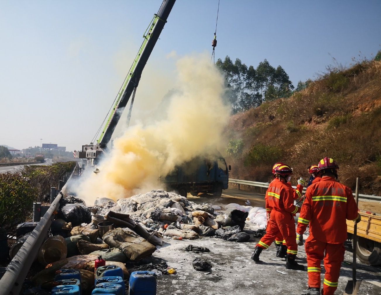 一辆载750公斤硝酸货车在广西境内侧翻,洒落物被转运