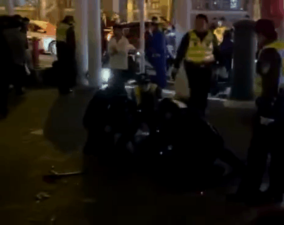 上海一男子持刀砍人,警方果断开枪!_手机新浪网