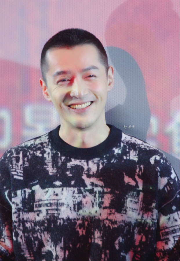 胡歌的头型和脸型都非常适合留短寸,无论从正面还是侧面看都非常阳光