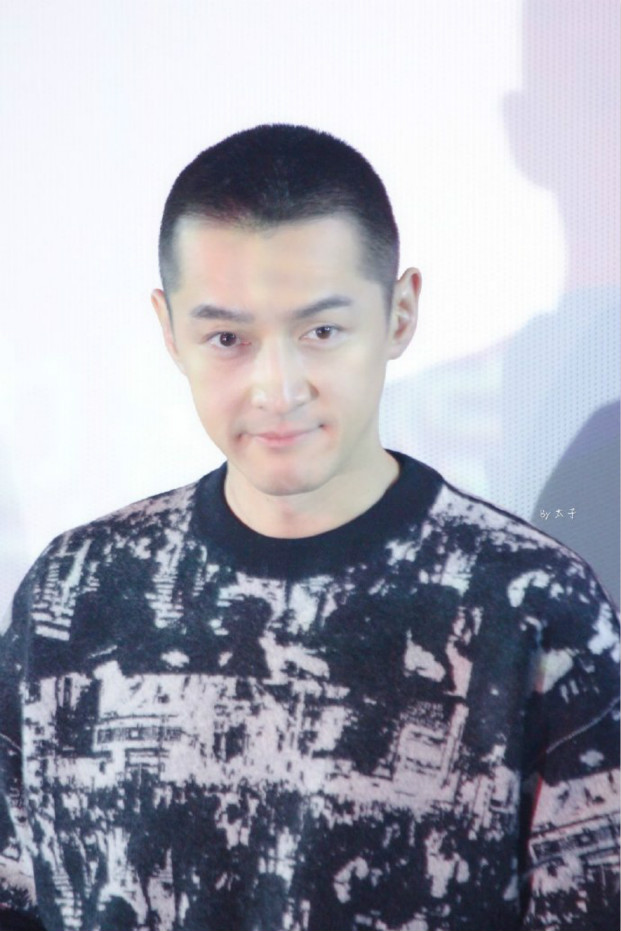 胡歌的头型和脸型都非常适合留短寸,无论从正面还是侧面看都非常阳光