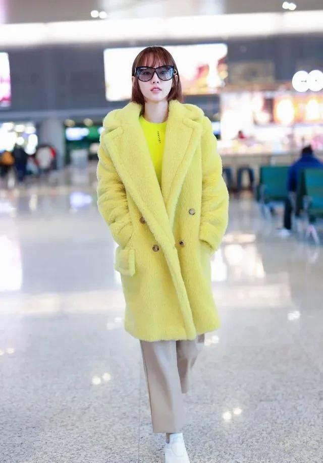 张嘉倪黄色大衣配浅黄色长裤,用颜值撑起了最难驾驭的搭配