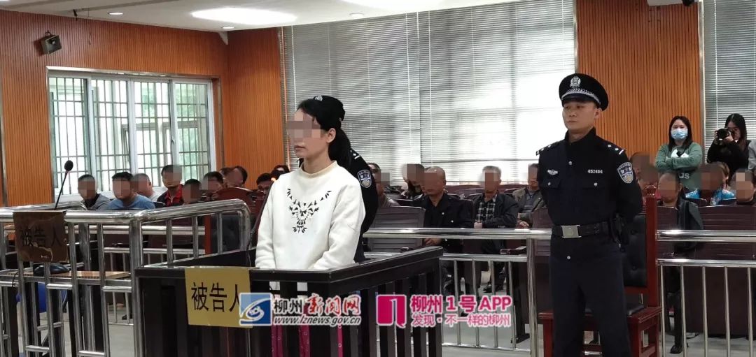 驾车在环江滨水大道致3死4伤,女司机出庭受审,自称曾患精神分裂症