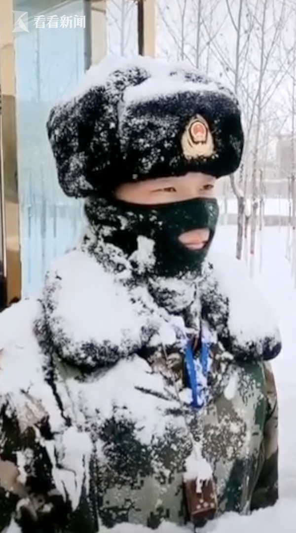 兵哥哥站岗军装被雪覆盖 网友:看了都心疼|武警_新浪新闻