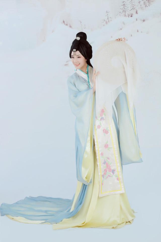 《白羽墨画》:刘希贝一位衣裳飘飘的唐代女子,在水墨丹青的山水画里