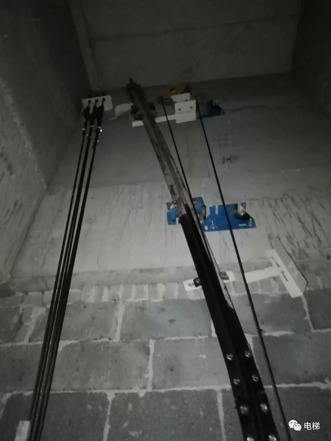 大盘点:在用电梯导轨突然弯了!