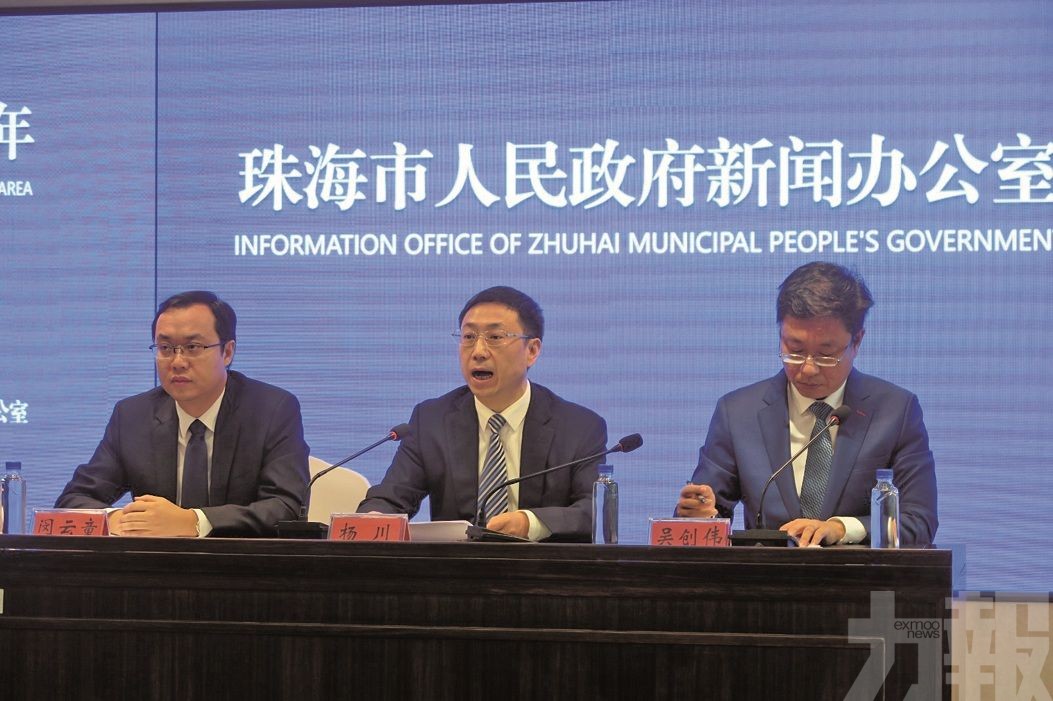 横琴新区管委会主任杨川（中）昨日在会上介绍横琴十年来的各项发展。