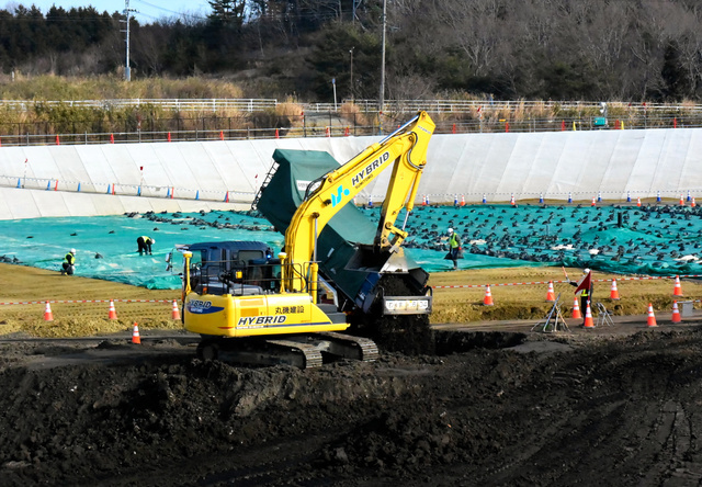資料圖:福島縣核污染土被填埋處理。(朝日新聞)