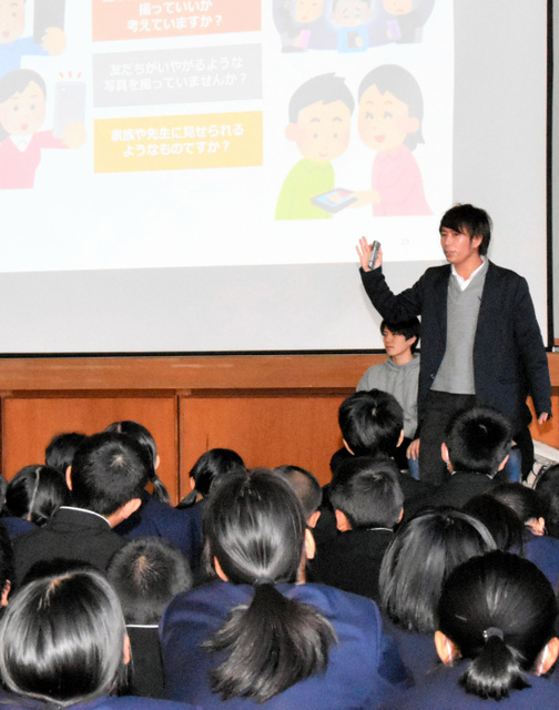 日本专科学校学生给中学生上课 提出《使用手机七规则》
