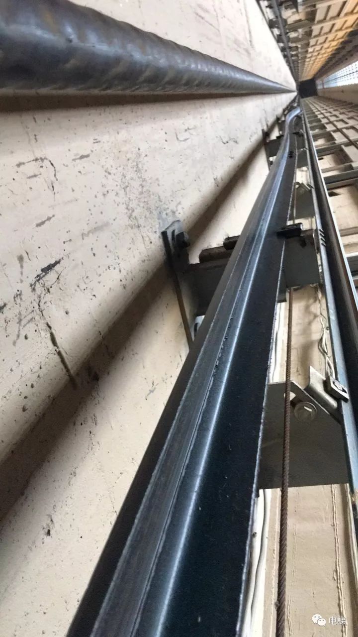 大盘点:在用电梯导轨突然弯了!