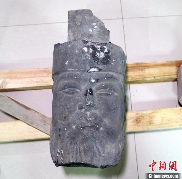 天井出土的石人头。 张远 摄