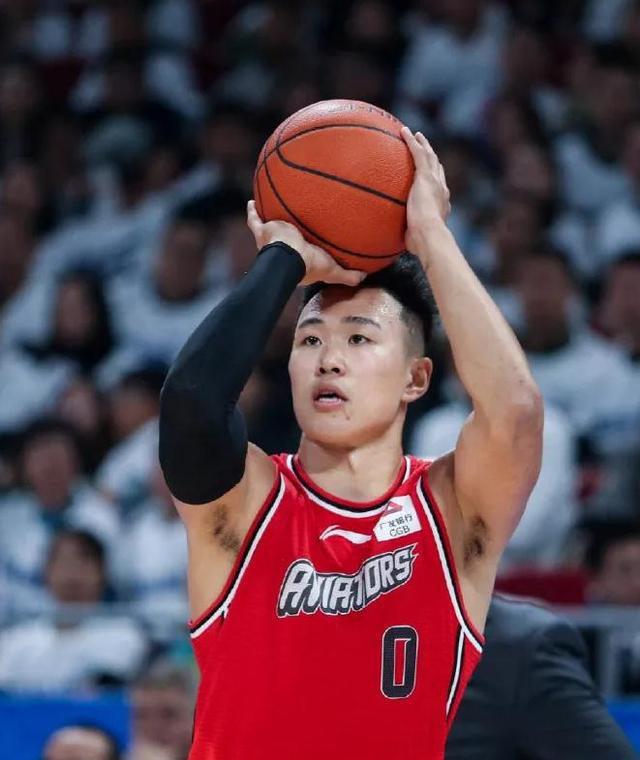 3大首发得8分,光靠神绝杀难进季后赛