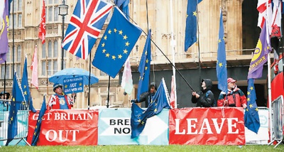 　10月24日，在英国伦敦，人们在议会大厦外集会。　　新华社/美联