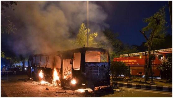 15日的示威活动中，德里交通公司的一辆巴士被点燃（图源：“今日印度”）