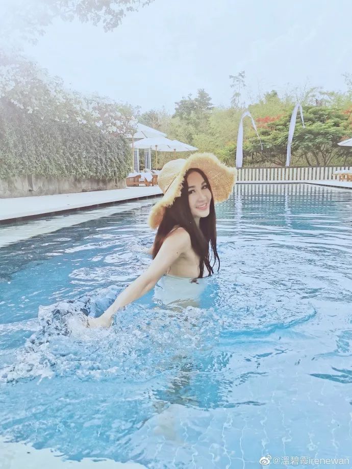 53岁温碧霞晒海边泳装照秀好身材!性感魅力超强