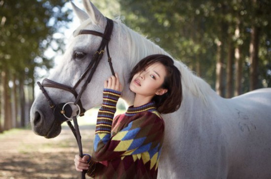 刘海蓝户外写真曝光,打破冬季单调色彩