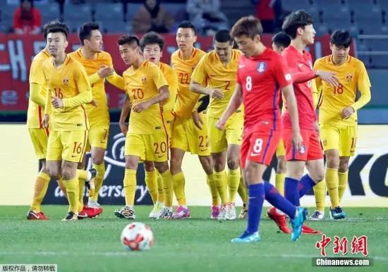 资料图：在上届东亚杯中，国足曾在6名U23小将首发的情况下2：2战平韩国。图为韦世豪率先为中国队得分，队友上前庆祝。
