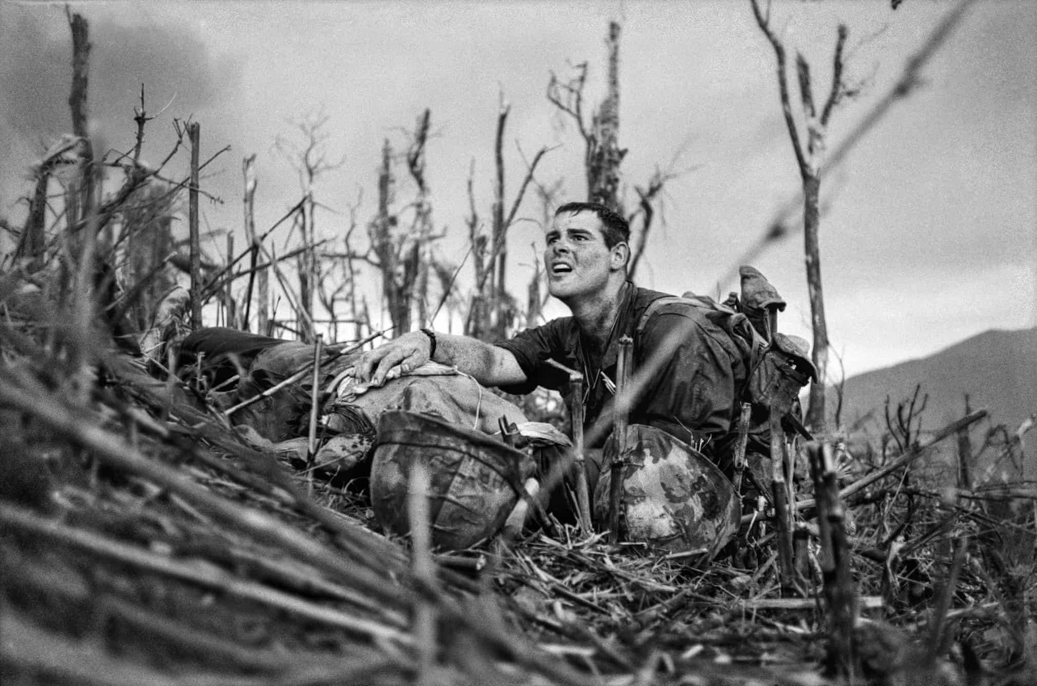 扛起相机迈入战场战争中的女性摄影师