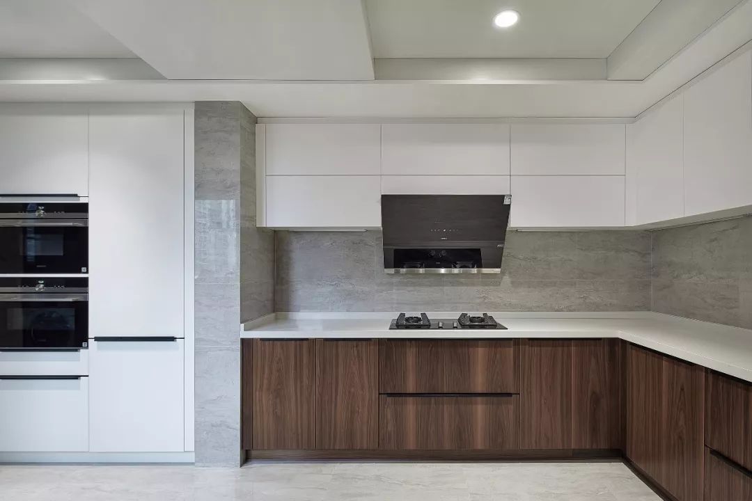 320㎡现代大宅，艺术与稳重的设计，端庄细腻的品质！