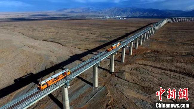 作为中国西北地区形成首条环形铁路网，为甘、青、新、藏四省区经济社会发展和沿线地区脱贫攻坚增添了“新引擎”。图为敦煌铁路沿线。（资料图）兰铁集团宣传部供图