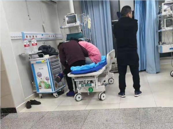 许女士正在进行催吐。医院供图