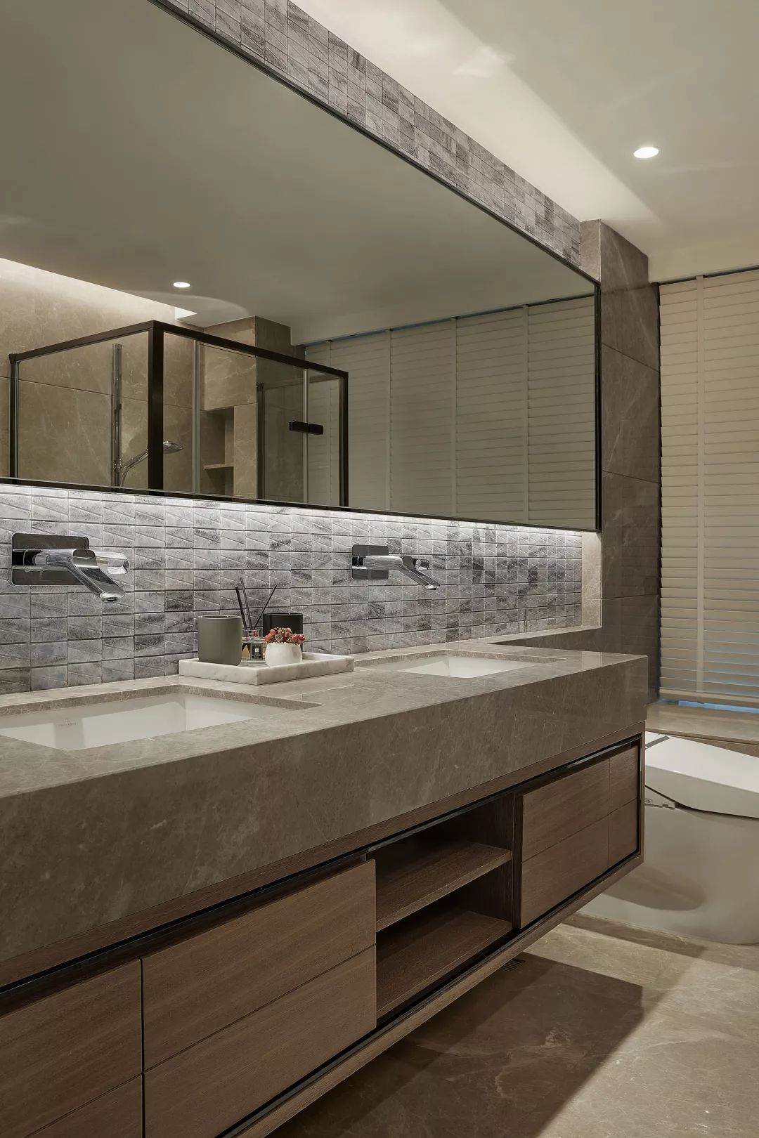 320㎡现代大宅，艺术与稳重的设计，端庄细腻的品质！