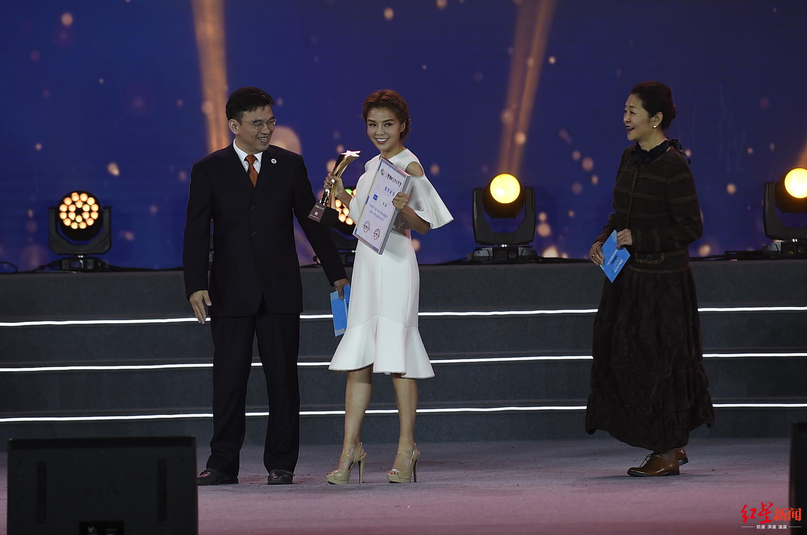 王志给妻子朱迅颁奖最受大学生瞩目男主持人/女主持人由撒贝宁和朱迅