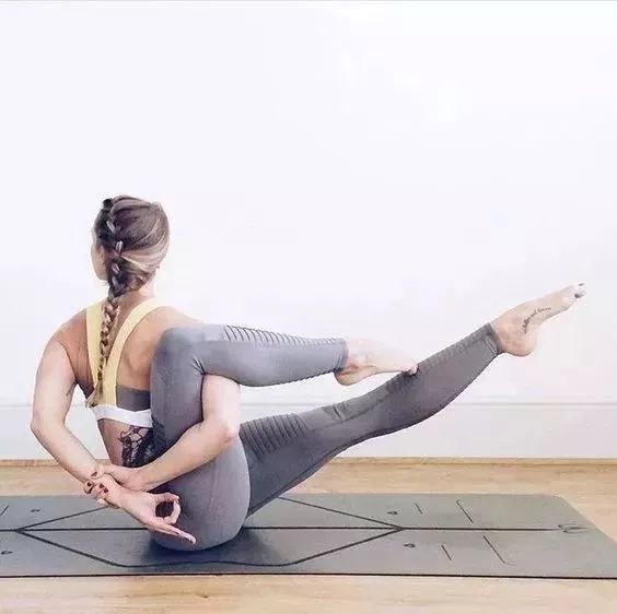 滋养脊柱,排毒养颜,一套瑜伽扭转式:练完皮肤又白又嫩,越来越精神!