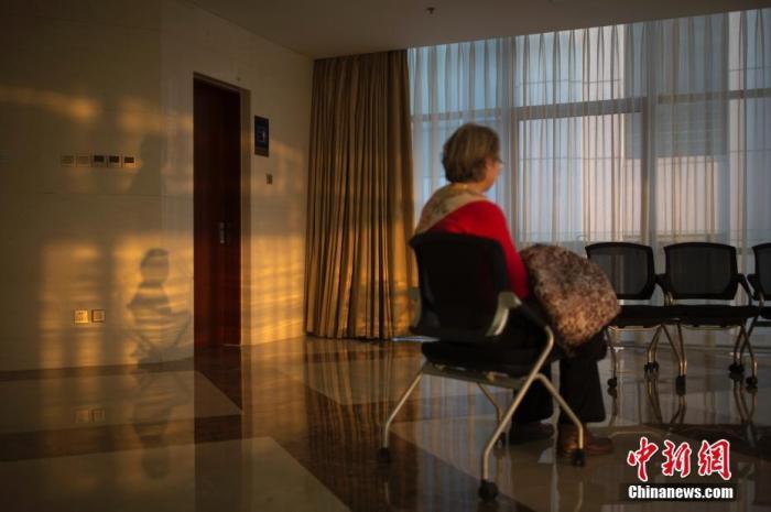资料图:遭受婚内家暴的女性。中新社记者 刘关关 摄