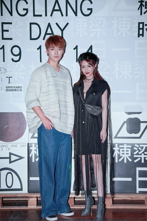 林籽亮相"栋梁一日"前排看秀 黑裙娇俏美腿抢镜