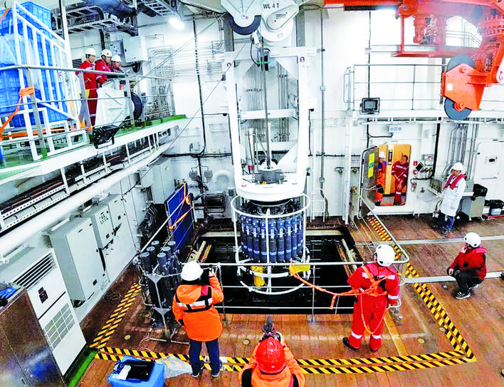 图为队员通过"月池"布放ctd采水器