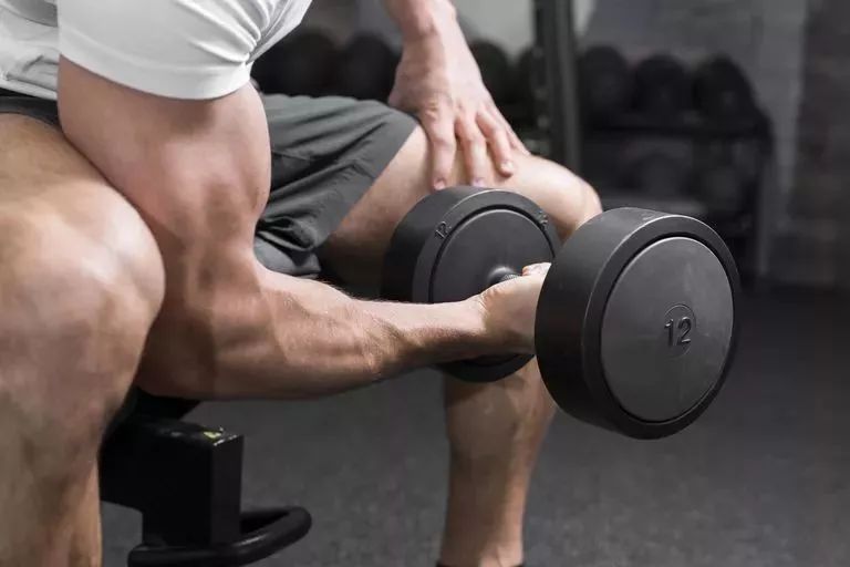 背,腿等大肌群的锻炼锦上添花健身者能练好手臂能直接体现你的力量感