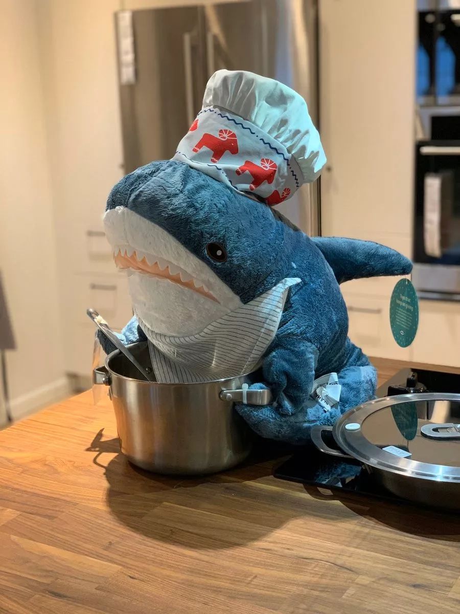 宜家鲨鱼又火了商城变游乐场到处是鲨几十万网友在里面玩疯了