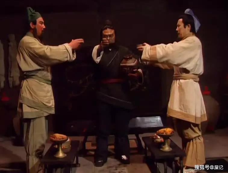 为何卖枣编草鞋的刘备关羽穷的叮当响,卖肉的张飞却那么有钱?