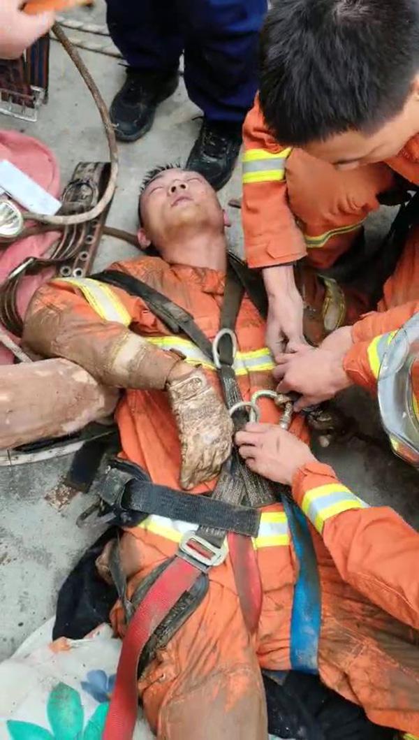 暖闻|水井坍塌村民被困,消防员5小时徒手救人体力不支昏倒