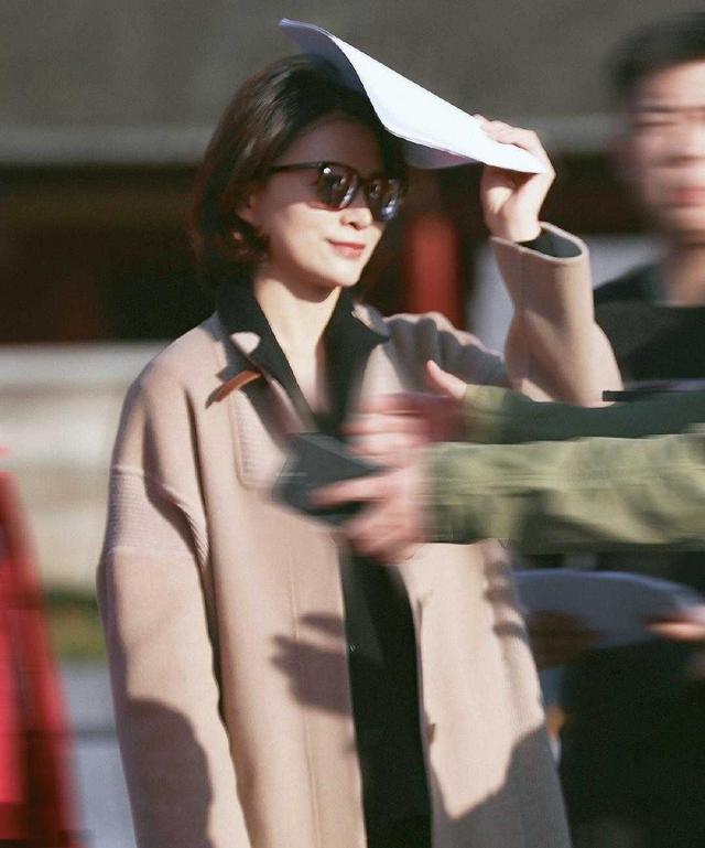 董卿的每套穿搭都大方得体,这次穿驼色大衣内搭西装亮相,美腻了