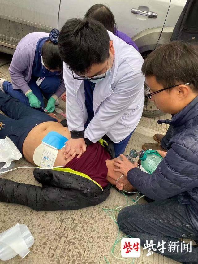 雨中寒风里,医生跪在推车上为患者心肺复苏