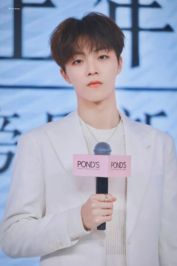 陈立农一袭白色西装亮相品牌活动杨洋,朱正廷等人出席电影《急先锋》