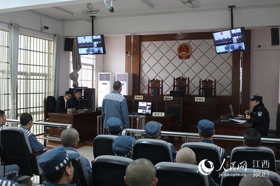 12月18日,南昌中院通过科技法庭,远程开庭审理赣江监狱提请的41起减刑