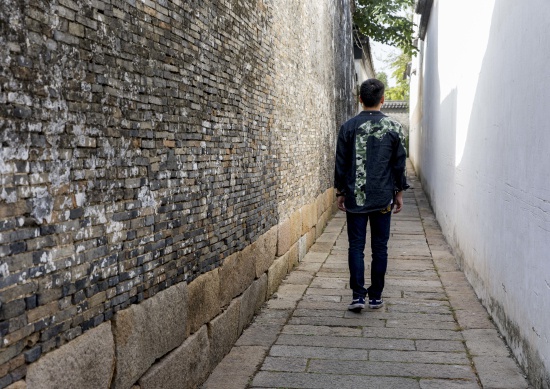 二十多年的负案在逃生涯终于结束,他感慨“不用辛苦扮演假身份了”