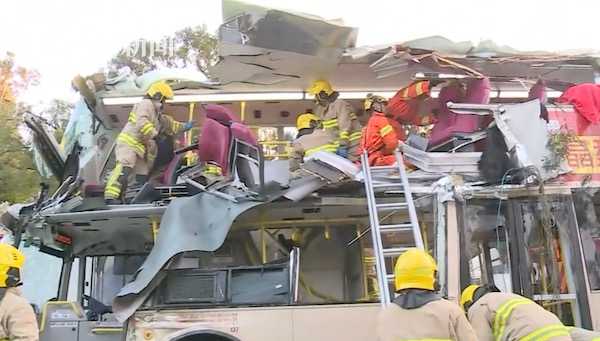 香港一巴士撞树已致6死39伤 司机涉嫌危险驾驶被捕