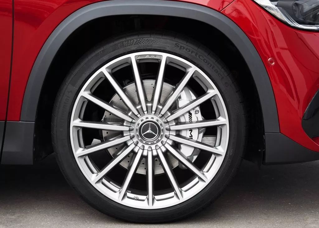 颜值高、动力好！新款奔驰SUV亮相，宝马奥迪都颤抖了！