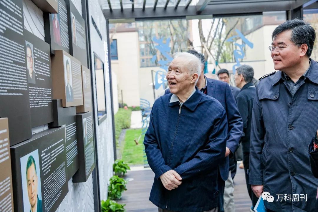 院士们在项目考察(左一顾基发院士,右一荣毅超院士)
