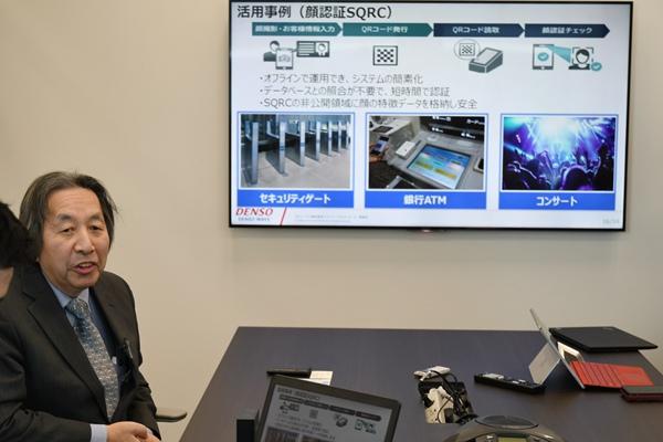 原昌宏在介绍二维码技术。华义 摄