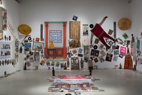 2015年,由raqs媒体小组担任策展人的上海双年展现场然而,画廊主斯蒂芬