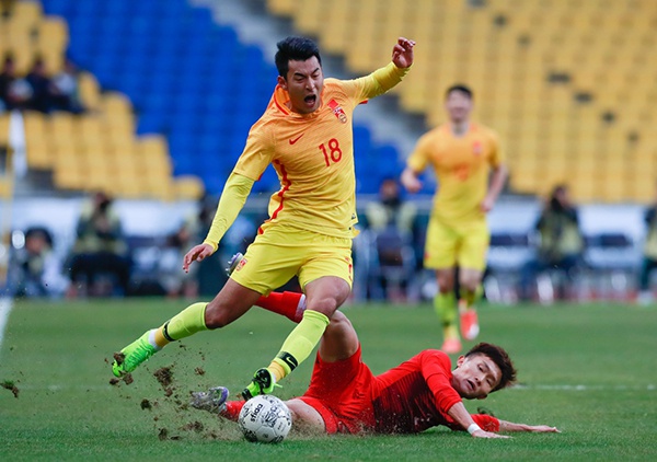 王子铭（左）和中国香港队球员徐宏杰在比赛中拼抢。