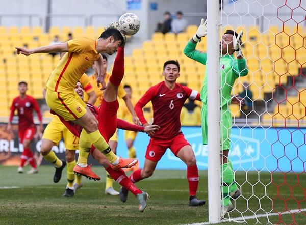 吉翔（前左）在比赛中头球攻门，打入一球。