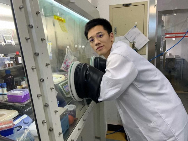 王言博在实验室