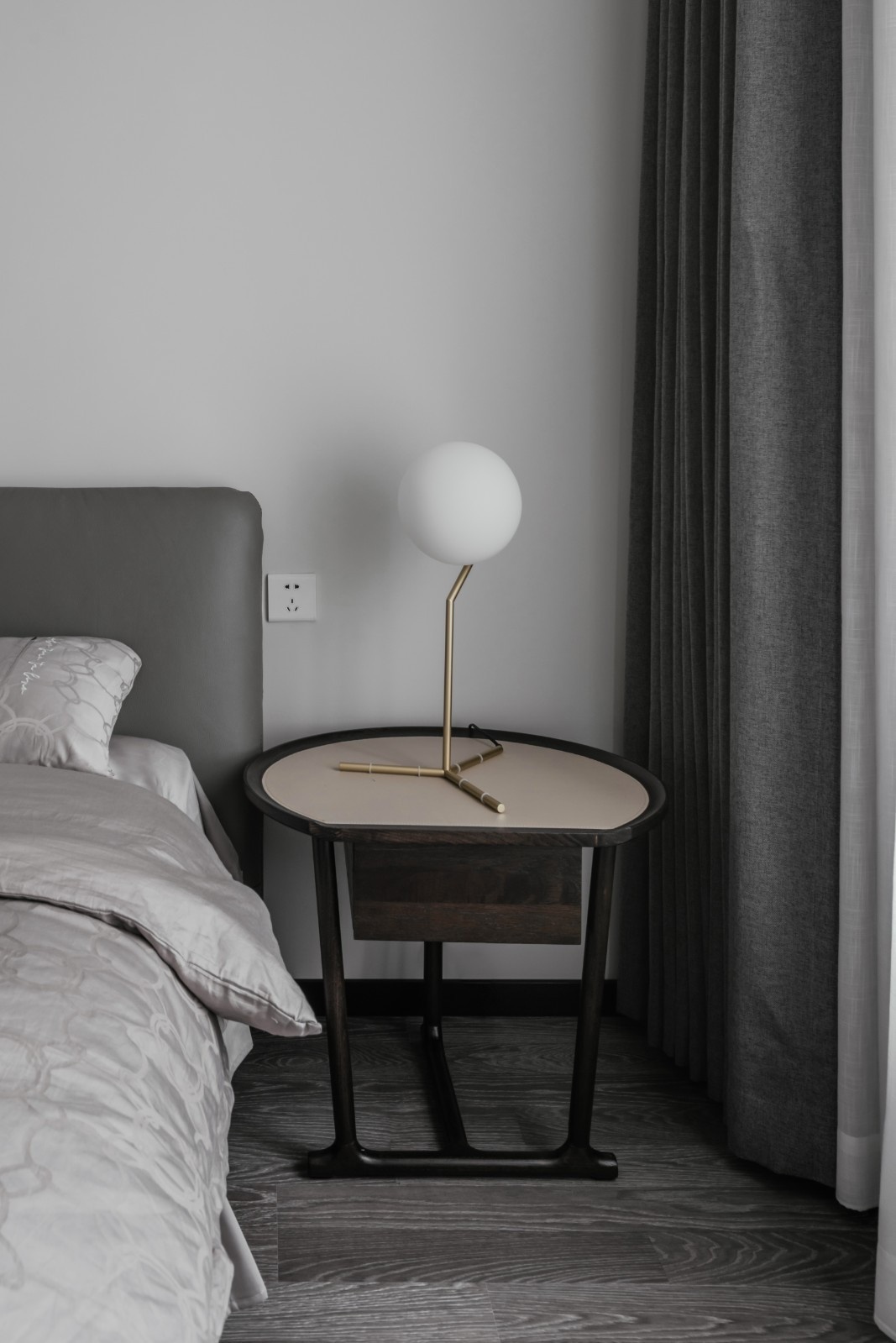 不做空心的设计，将简洁质感填满灰度空间